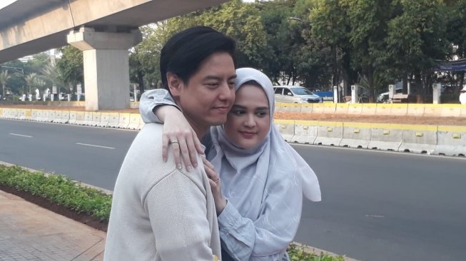 Pernikahan Roger Danuarta dan Cut Meyrika Ditolong Film Ajari Aku Islam