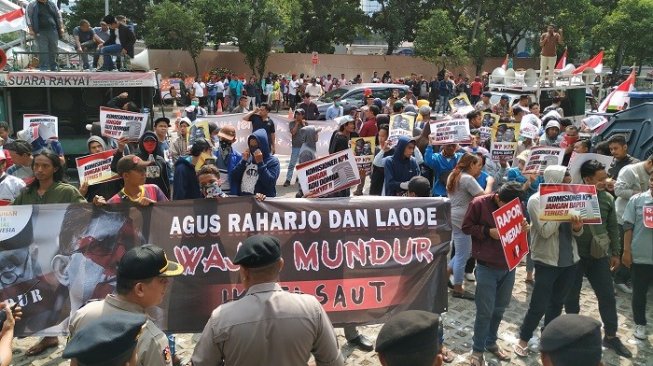 Massa aksi saat berujuk rasa di depan Kantor KPK, Jakarta Selatan. (Suara.com/Yasir).