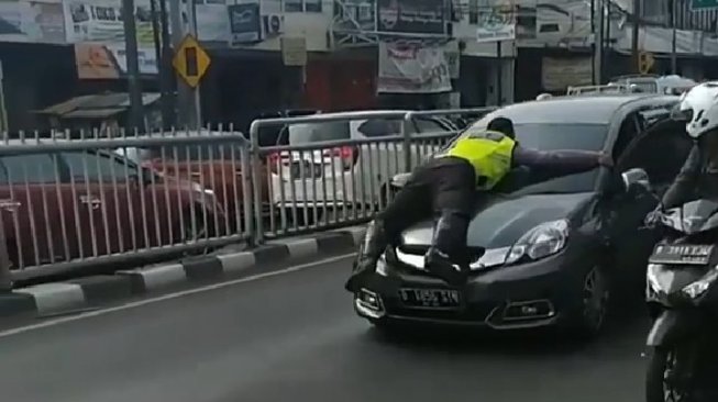 Aksi Nemplok di Kap Mobil Viral, Bripka Eka: Sudah Risiko dalam Bertugas