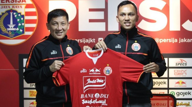  CEO Persija Ferry Paulus (kiri) saat memperkenalkan Rachmad Hidayat (kanan) sebagai rekrutan terbaru di Kantor Persija, Kuningan, Jakarta, Senin (16/9/2019). (dok. Persija).