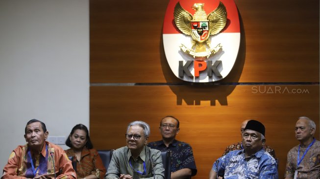 Mantan pimpinan KPK (dari kiri-kanan) Tumpak Hatorangan Panggabean, Erry Riyana Hardjapamekas, Taufiqurrahman Ruki, dan Chandra Muhammad Hamzah meggelar konferensi pers terkait polemik revisi UU KPK di Gedung KPK, Jakarta, Senin (16/9). [Suara.com/Angga Budhiyanto]