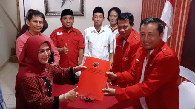 Putri Pertama Wapres Maruf Amin, Siti Nur Azizah Maruf mengembalikan formulir ke PDIP Tangsel untuk maju menjadi bacalon walkot daerah setempat, Senin (16/9/2019). [Suara.com/M Iqbal]