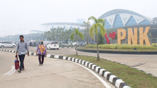 Sejumlah penumpang mengenakan masker di Bandara Supadio di Kabupaten Kubu Raya, Pontianak, Kalimantan Barat, Minggu (15/9). [ANTARA FOTO/Jessica Helena Wuysang]