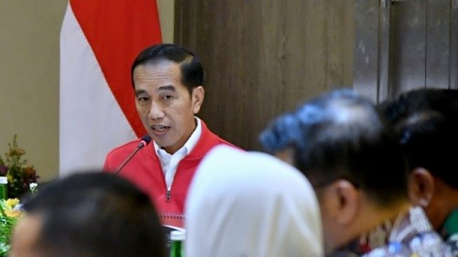 Presiden Jokowi saat memimpin ratas soal karhutla di Riau. (Laily Rachev - Biro Pers Sekretariat Presiden).