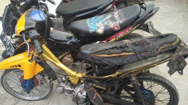 Kesal Kena Razia Polisi, Muhadi Mengamuk Bakar Sepeda Motor