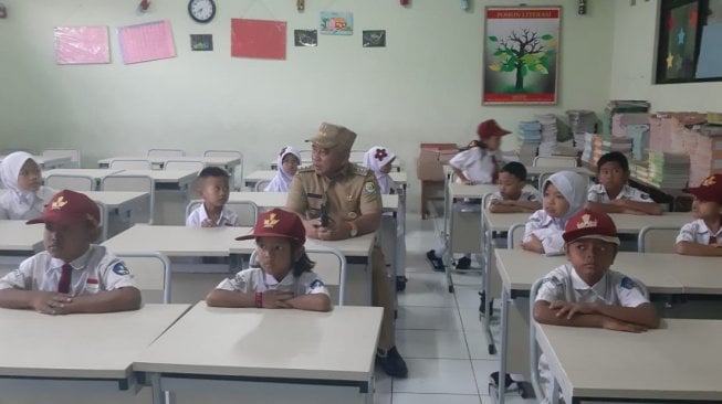 Dua Tahun Melantai, Siswa SD Dekat Rumdin Walkot Bekasi Bisa Duduk di Kursi