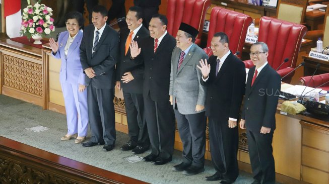 Kelima Pimpinan KPK terpilih Irjen Firli Bahuri (tengah), Alexander Marwata, Nurul Ghufron, Nawawi Pomolango, Lili Pintauli Siregar berfoto bersama sebelum mengikuti Rapat Paripurna DPR di Gedung DPR, Senayan, Jakarta, Senin (16/9). [Suara.com/Arya Manggala]