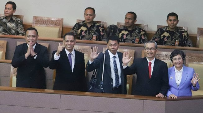 Kelima Pimpinan KPK terpilih Irjen Firli Bahuri, Alexander Marwata, Nurul Ghufron, Nawawi Pomolango, Lili Pintauli Siregar berfoto bersama sebelum mengikuti Rapat Paripurna DPR di Gedung DPR, Senayan, Jakarta, Senin (16/9). [Suara.com/Arya Manggala]