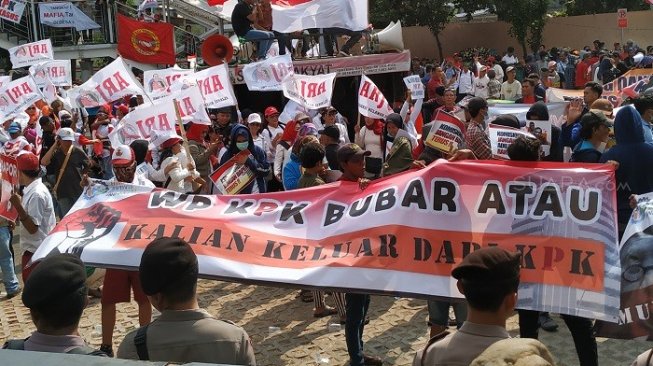 Massa aksi berseragam SD saat berujuk rasa di depan Kantor KPK, Jakarta Selatan. (Suara.com/Yasir).