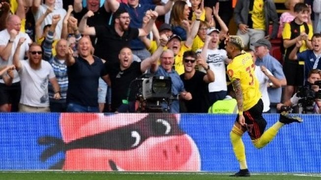 Gelandang Watford Roberto Pereyra merayakan golnya ke gawang Arsenal dari titik penalti di Vicarage Road Stadium.Ben STANSALL / AFP