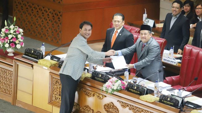 Ketua Komisi III DPR Aziz Syamsuddin menyerahkan laporan kepada Pimpinan Paripurna Fahri Hamzah disaksikan Ketua DPR Bambang Soesatyo saat Rapat Paripurna DPR di Gedung DPR, Senayan, Jakarta, Senin (16/9). [Suara.com/Arya Manggala]