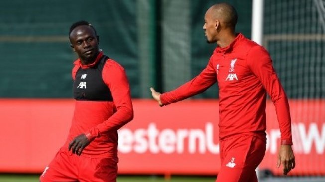 Striker Liverpool Sadio Mane (kiri) dan gelandang Liverpool Fabinho melakukan sesi latihan di Melwood complex, Liverpool. Paul ELLIS / AFP  