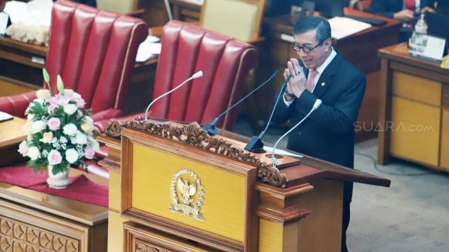 Menkumham Yasonna Laoly menyampaikan pandangan akhir pemerintah terhadap RUU KPK pada Rapat Paripurna di Kompleks Parlemen, Senayan, Jakarta, Selasa (17/9).[Suara.com/Arya Manggala]

