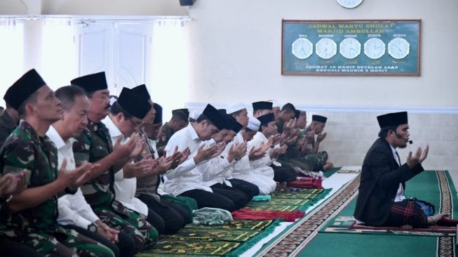 Presiden Jokowi salat minta hujan. (Biro Pers Kepresidenan)