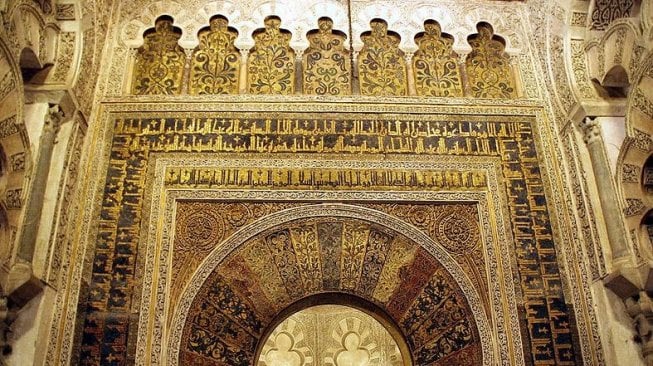 Kaligrafi pada salah satu sudut bangunan Masjid-Katedral Cordoba (Wikimedia Commons Jim Gordon)