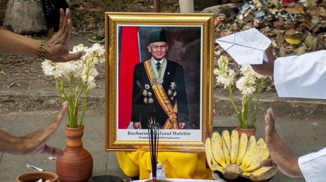 Seniman yang tergabung dalam Aliansi Seniman Rudet Bandung (Aset Bandung) melakukan aksi kesenian kolaborasi memperingati tujuh hari wafatnya almarhum BJ Habibie di Bandung, Jawa Barat, Selasa (17/9).  [ANTARA FOTO/Novrian Arbi]
