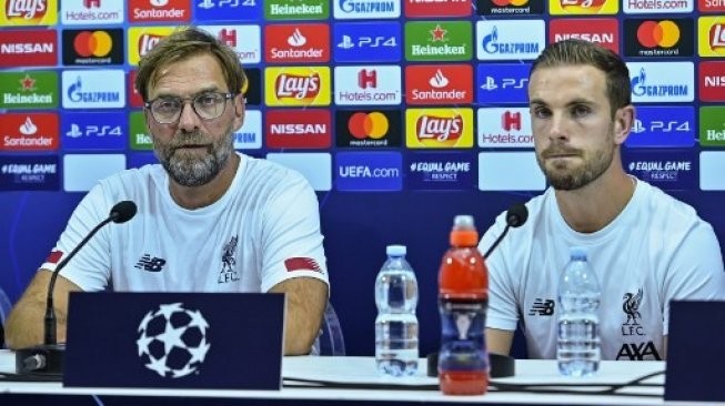 Manajer Liverpool Jurgen Klopp (kiri) hadiri jumpa pers jelang laga kontra Napoli di Naples, Senin (16/9/2019). [AFP]