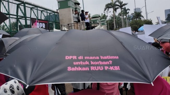 Massa mendesak DPR RI segera mengesahkan Rancangan Undang-Undang (RUU) Penghapusan Kekerasan Seksual (PKS). (Suara.com/Ria Rizki)