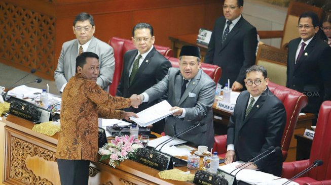 Ketua Baleg DPR Supratman Andi menyerahkan Revisi UU KPK kepada Menkumham Yasonna Laoly saat Rapat Paripurna di Kompleks Parlemen, Senayan, Jakarta, Selasa (17/9).[Suara.com/Arya Manggala]
