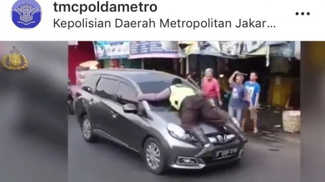 Detik-detik Spiderman Bripka Eka Setiawan [Instagram TMC Polda Metro]