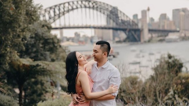 Sally Adelia bersama kekasihnya, Bayu Murti melakukan foto prewedding di Australia. [Instagram]