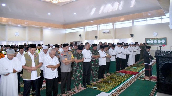 Presiden Jokowi salat minta hujan. (Biro Pers Kepresidenan)