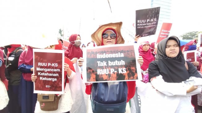 Massa menolak Rancangan Undang-Undang (RUU) Penghapusan Kekerasan Seksual (PKS) di depan Gedung DPR RI. (Suara.com/Ria Rizki)