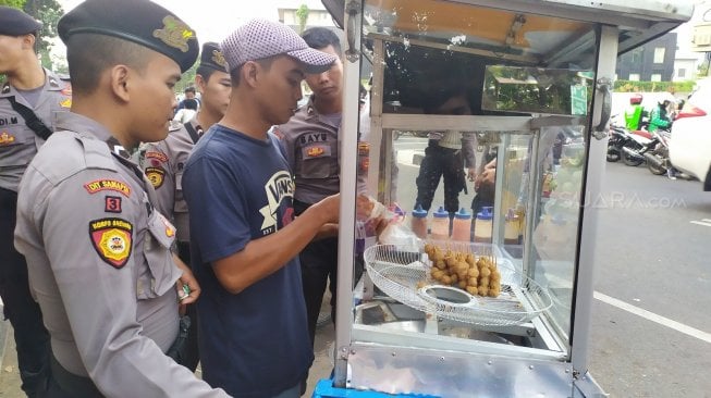 Pedagang Cilok Ini Bersyukur KPK Didemo Tiap Hari