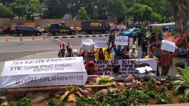 Aliansi Mahasiswa Hukum Indonesia dan Himpunan Mahasiswa Islam menggelar aksi unjuk rasa di depan Gedung Komisi Pemberantasan Korupsi (KPK), Jalan Persada Kuningan, Jakarta Selatan, Selasa (16/9/2019). (Suara.com/Tyo)