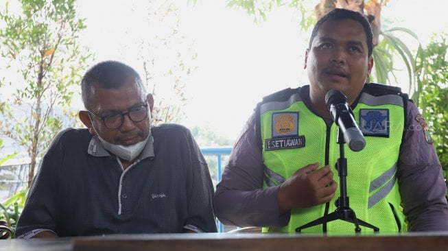 Bripka Eka Setiawan (kanan) saat melakukan jumpa pers di halaman Gedung Biru Polda Metro Jaya, Jakarta, Selasa (17/9). [Suara.com/Angga Budhiyanto]