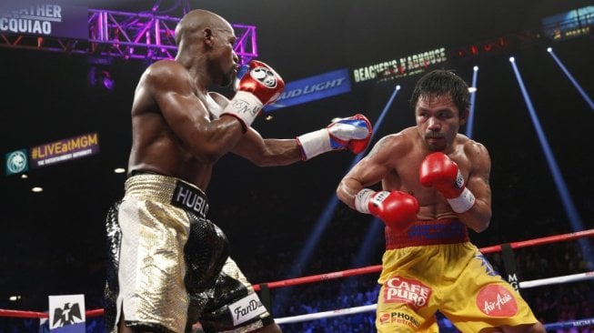 Ikon tinju dunia, Manny Pacquiao (kanan), saat berduel melawan Floyd Mayweather Jr. di MGM Grand Garden Arena, Las Vegas, Amerika Serikat pada, Sabtu (2/5/2015). [AFP/John Gurzinski]