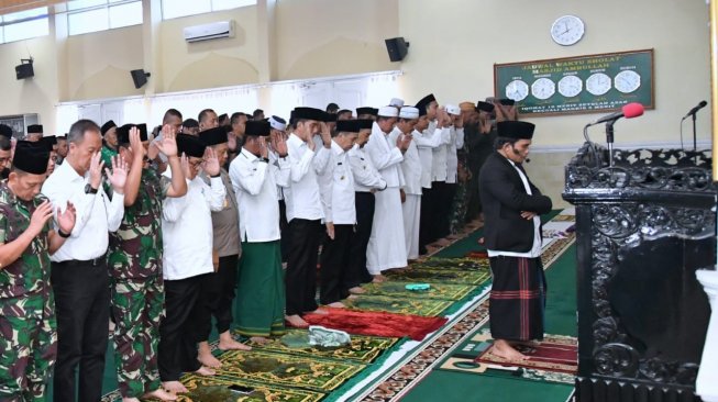 Presiden Jokowi salat minta hujan. (Biro Pers Kepresidenan)