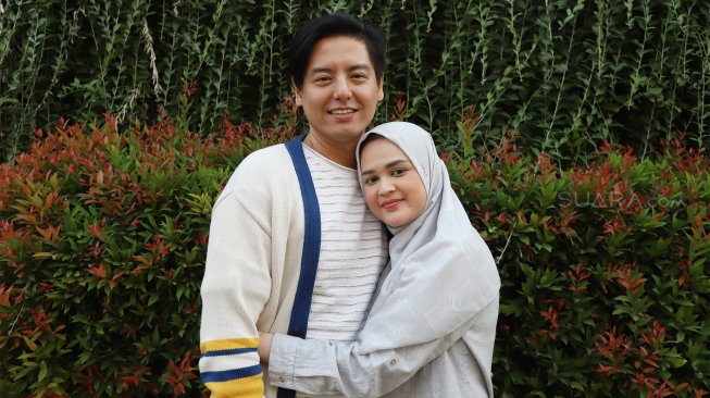 Roger Danuarta bersama istrinya Cut Meyriska berpose saat berkunjung ke kantor Suara.com, Jakarta, Senin (16/9). [Suara.com/Angga Budhiyanto]