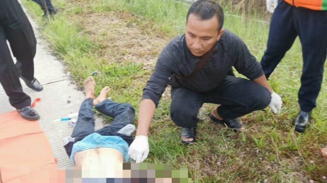 Jasad Pria Bersimbah Darah Ditemukan di Pinggil Tol Bocimi