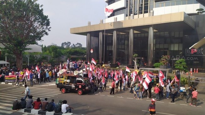 Massa yang berasal dari Kelompok Nasional Mahasiswa Selamatkan KPK saat berdemo di KPK. (Suara.com/Stephanus Aranditio).