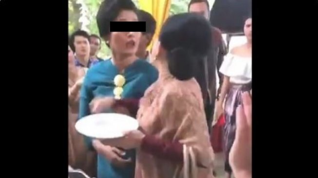 Viral Emak-emak Berantem Rebutan Rendang, Warganet Ungkap Fakta