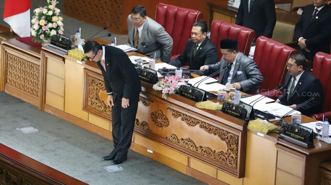 Menkumham Yasonna Laoly memberikan hormat saat Rapat Paripurna di Kompleks Parlemen, Senayan, Jakarta, Selasa (17/9). [Suara.com/Arya Manggala]