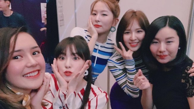 Beby Tsabina pose bareng personel Red Velvet. [istimewa]