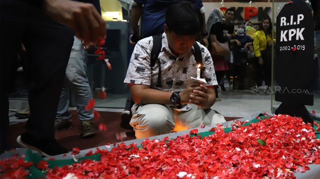 Suasana aksi di gedung KPK Jakarta, Selasa (17/9). [Suara.com/Angga Budhiyanto]