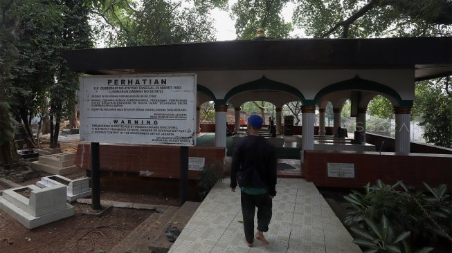 Pengunjung berziarah di kompleks Makam Pangeran Jayakarta, Jakarta, Rabu (18/9). [Suara.com/Angga Budhiyanto]
