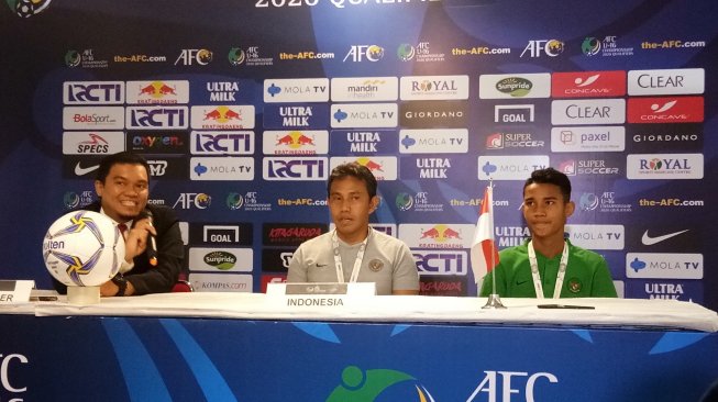 Pelatih Timnas Indonesia U-16 Bima Sakti (tengah) dan Marselino Ferdinan (kanan) dalam jumpa pers usai pertandingan melawan Kepulauan Mariana Utara, Rabu (18/9/2019). (Adie Prasetyo Nugraha/suara.com).