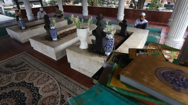 Pengunjung berziarah di kompleks Makam Pangeran Jayakarta, Jakarta, Rabu (18/9). [Suara.com/Angga Budhiyanto]
