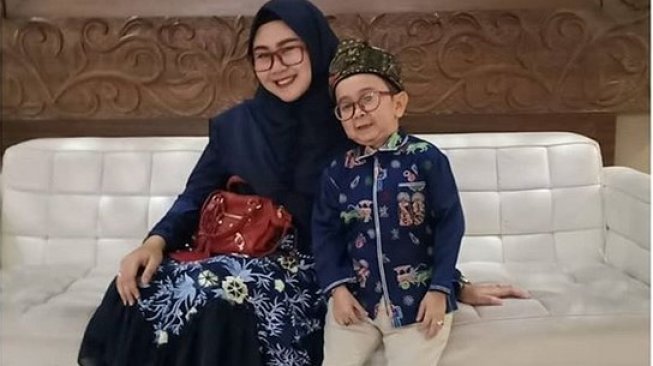 Daus Mini bersama istri, Shelvie Hana. [Instagram]