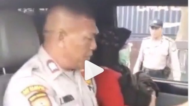 Petugas polisi menolong seorang nenek bernama Dian Islamiyati (36) yang terpaksa harus jalan kaki sambil menggendong jenazah cucunya yang meninggal dalam persalinan prematur di Puskesmas Cilincing, Jakarta Utara, Selasa (17/9/2019) sore. (Screenshot)