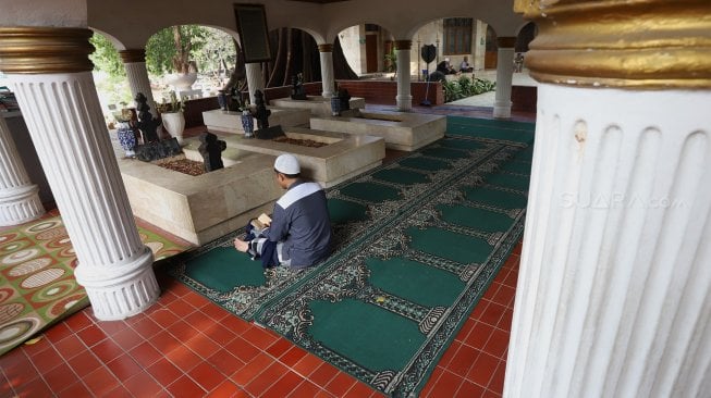 Pengunjung berziarah di kompleks Makam Pangeran Jayakarta, Jakarta, Rabu (18/9). [Suara.com/Angga Budhiyanto]
