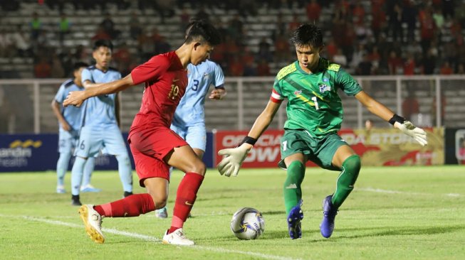 Pemain Timnas Indonesia U-16 Ahmad Athallah berusaha melewati kiper Timnas Kepulauan Mariana Utara pada Kualifikasi Piala AFC U-16 2020 di Stadion Madya, Jakarta, Rabu (18/9). Timnas Indonesia U-16 menang dengan skor 15-1. [Suara.com/Arya Manggala]