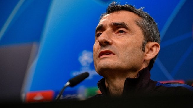 Pelatih Barcelona, Ernesto Valverde. [SASCHA SCHUERMANN / AFP]