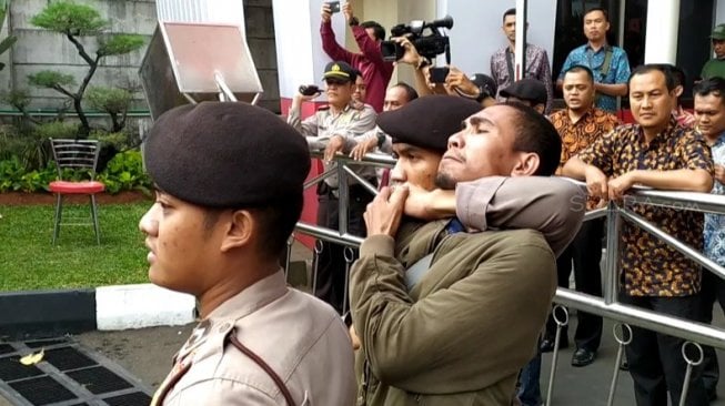 Massa HMI Penolak UU KPK Baru Bentrok dengan Polisi, Sejumlah Orang Dibekuk