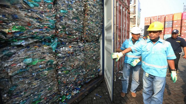 Petugas menunjukkan kontainer berisi sampah plastik yang mengandung limbah beracun B3 di Terminal Peti Kemas Koja, Jakarta Utara, Rabu (18/9). [Suara.com/Arya Manggala]