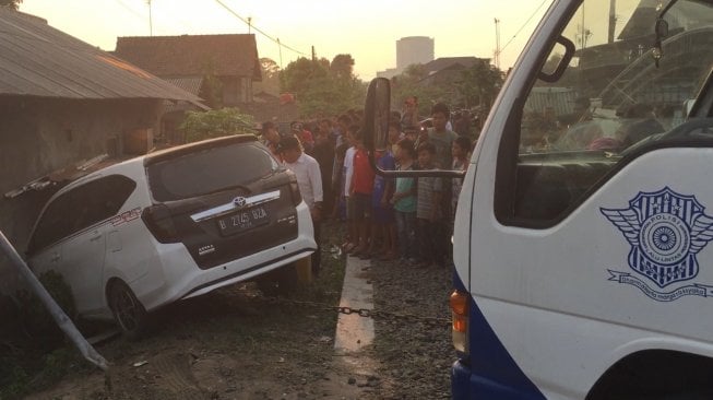 Diseruduk Kereta, Toyota Calya Terseret 5 Meter dan Nyungsep di Rumah Warga